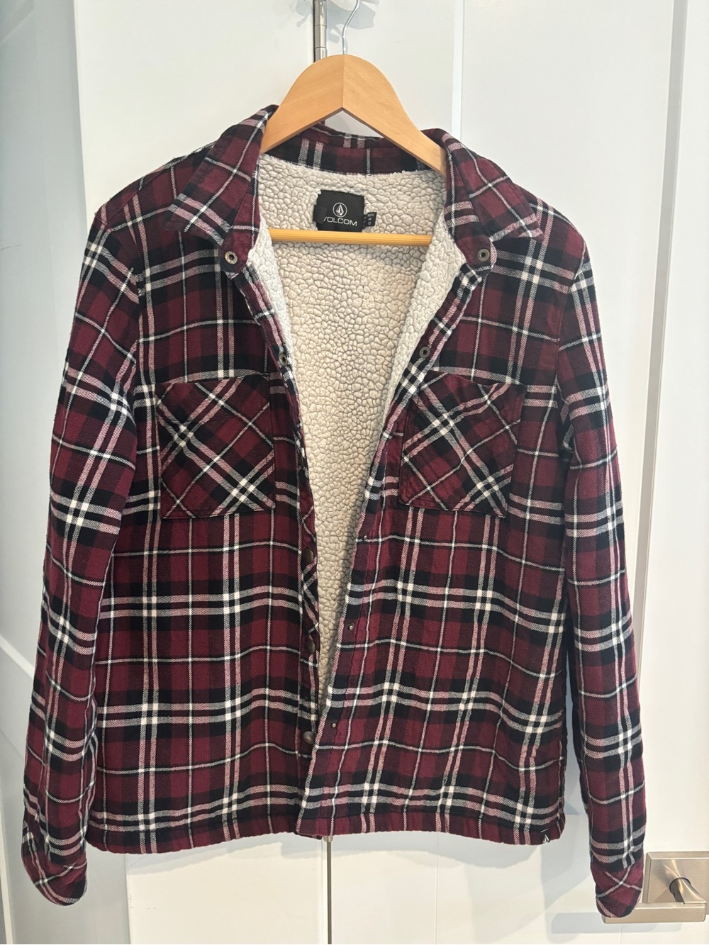 Volcom Women's Plaid Sherpa-Lined Button-Down Shirt Jacket. Size M